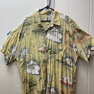 Kahala brand Hawaiian shirt
Vintage Hawaiian Print Shirt